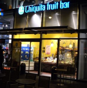dit is de chiquita fruitwinkel in de winkelstraat van Berlijn